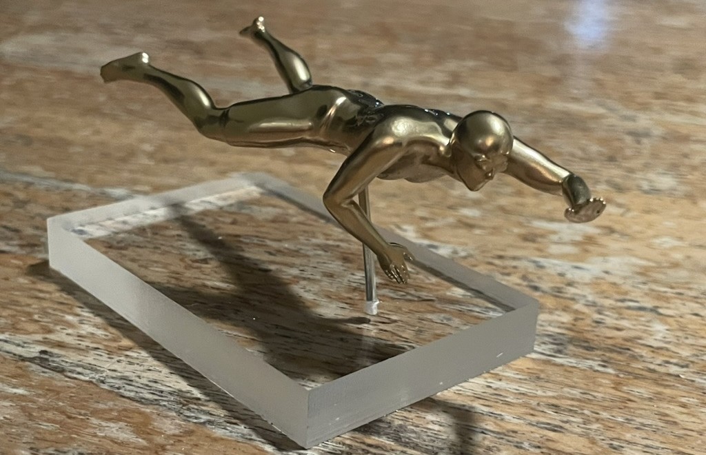 Figurine imprimée en 3D avec finition dorée