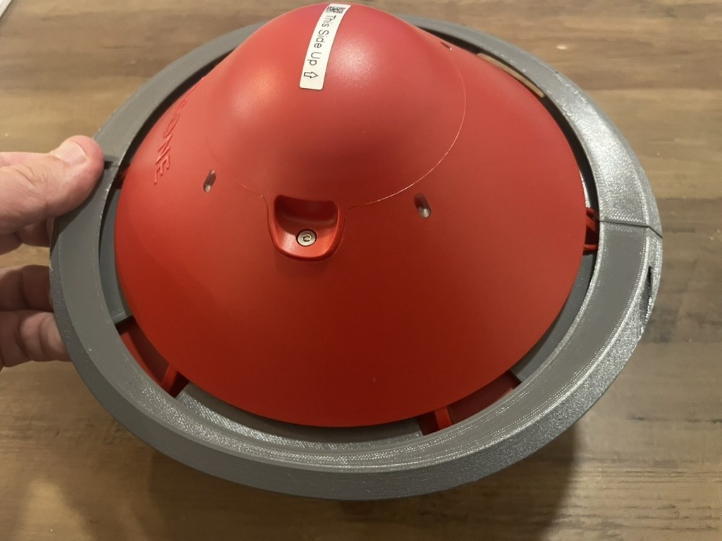 Prototype imprimé en 3D d'un flotteur d'alarme de piscine rouge et sa bague de fixation grise