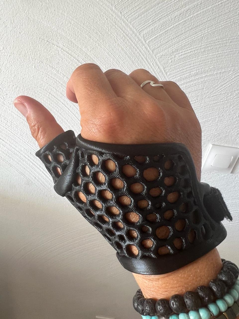 Attelle orthopédique de pouce imprimée en 3D, portée au dos de la main