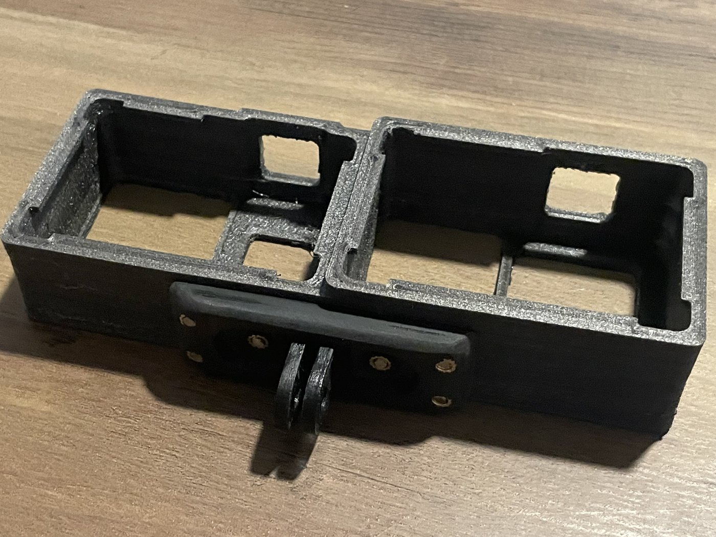 Support double caméra sportive imprimé en 3D pour la pratique du parachutisme