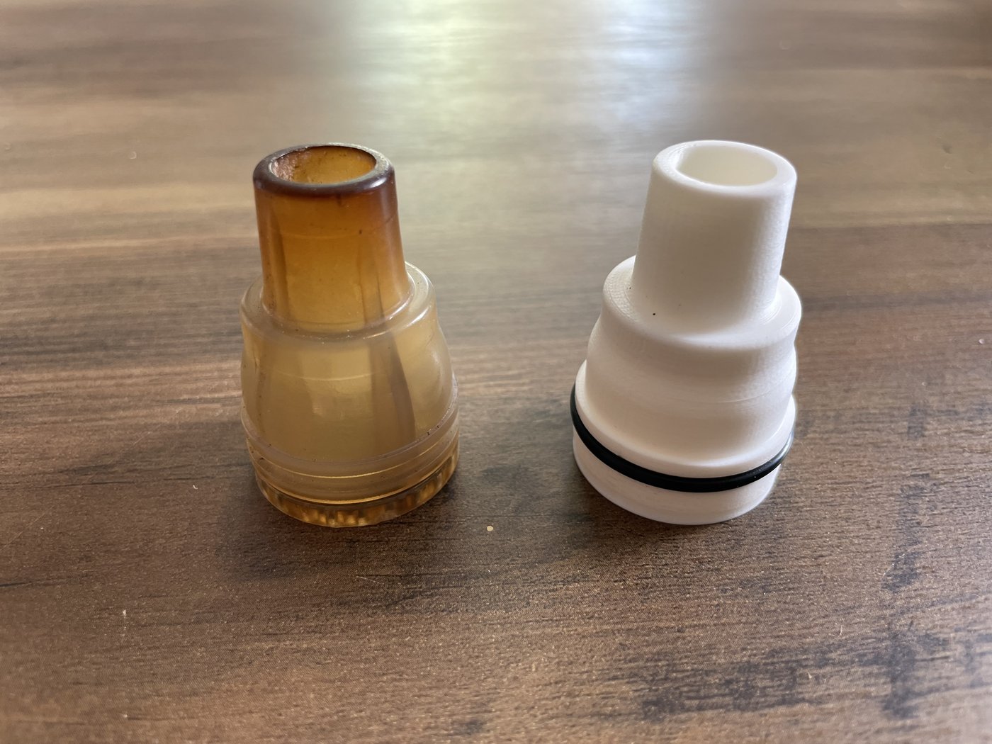 Pièces d'une buse de spa avant remplacement