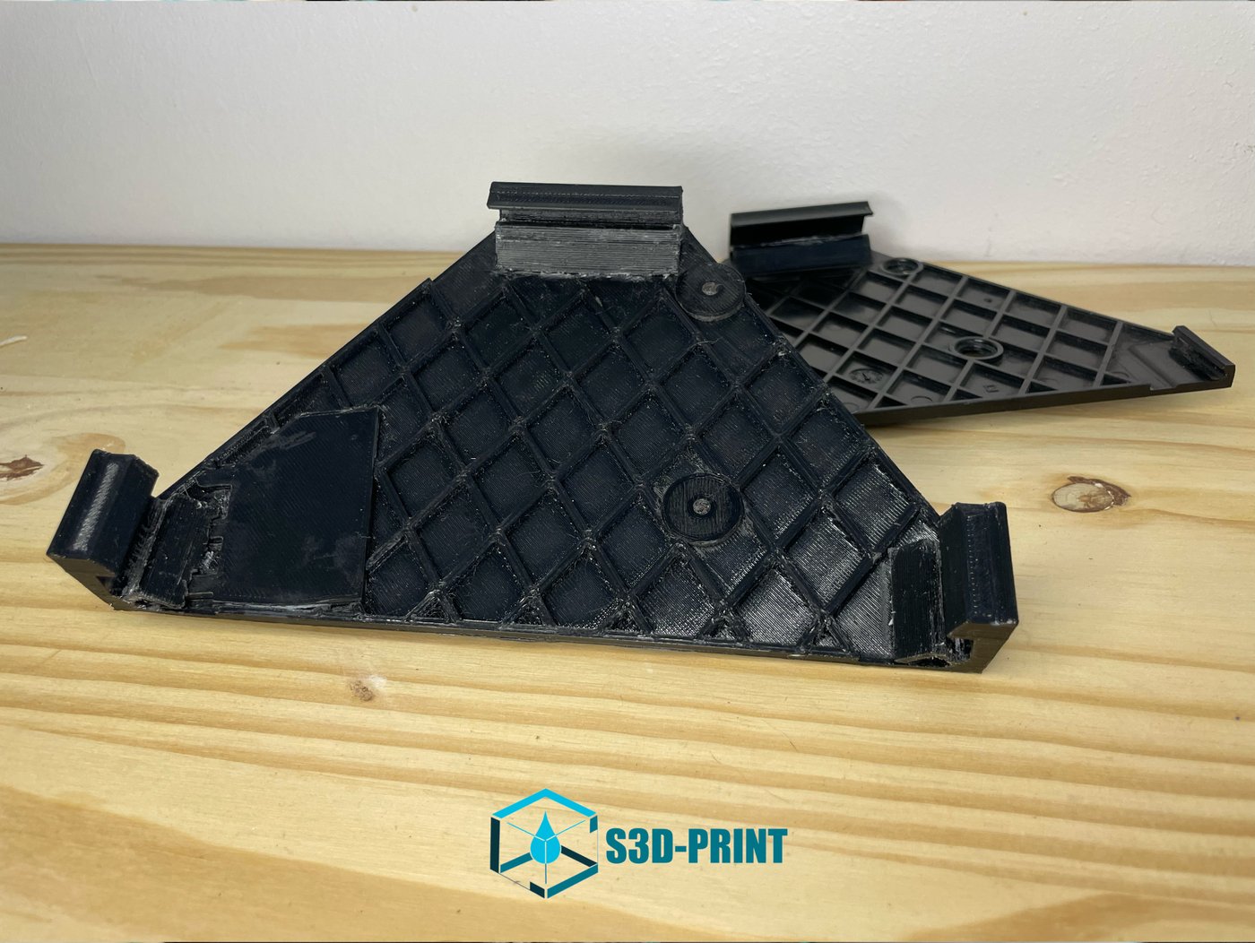 Platine de calculateur de voiture imprimée en 3D, avec renfort en nid d'abeille