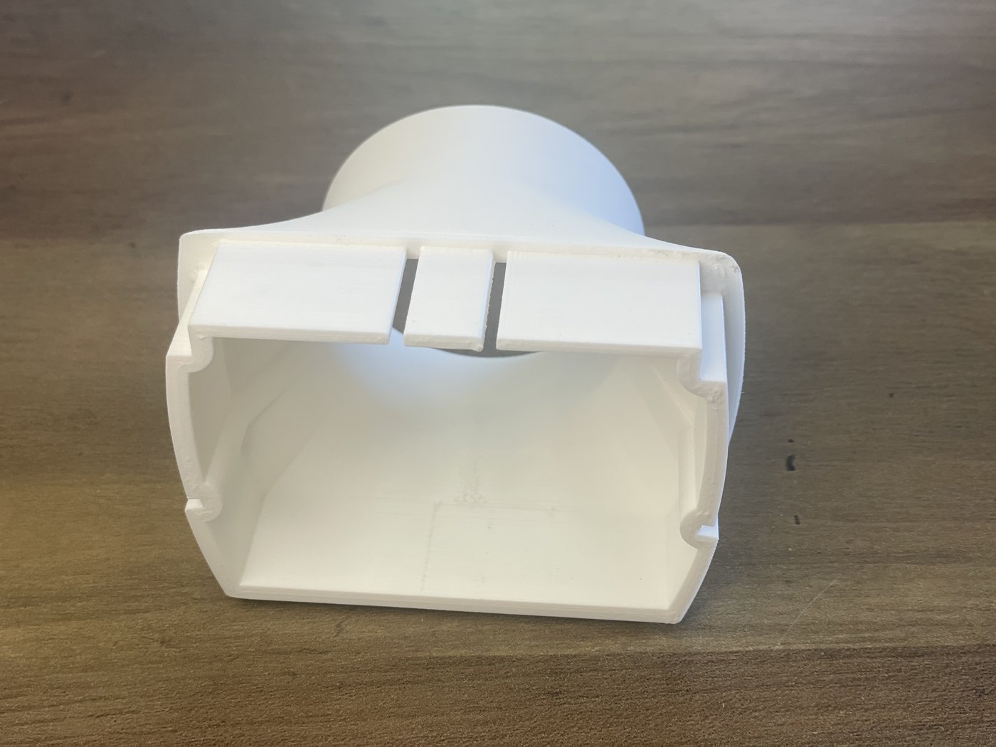 Raccord d'aération blanc imprimé en 3D, vue de dessous
