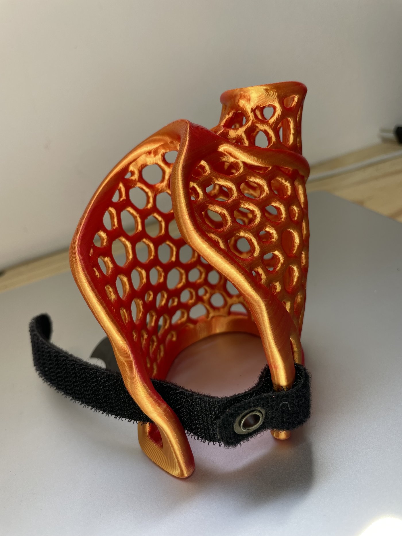 Attelle orthopédique orange imprimée en 3D