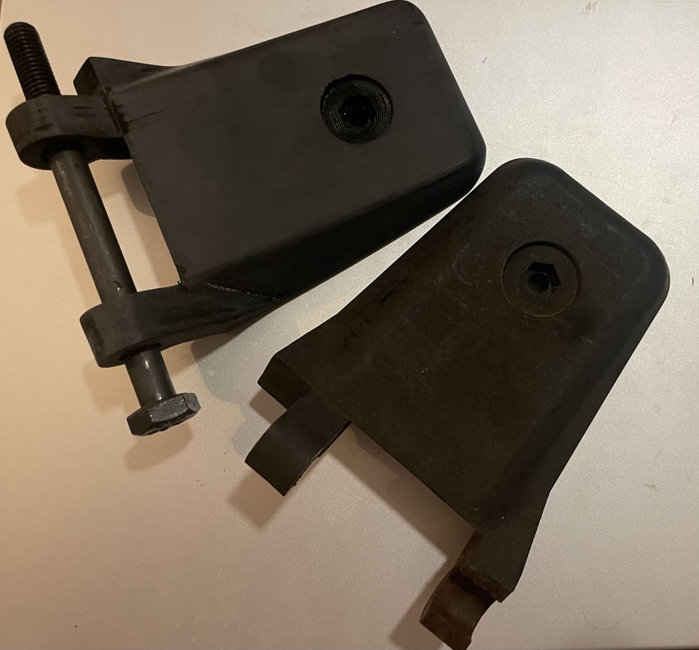 Support articulé cassé à côté de sa reproduction imprimée en 3D par S3D-PRINT